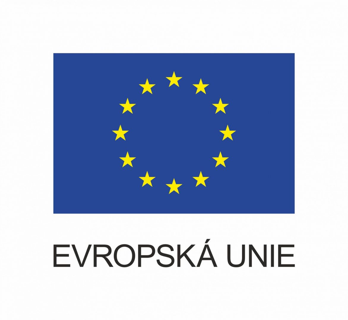 Vlajka Evropské unie, která se skládá z kruhu dvanácti zlatých hvězd na modrém pozadí. Text pod vlajkou je "EVROPSKÁ UNIE" v černých velkých písmenech.